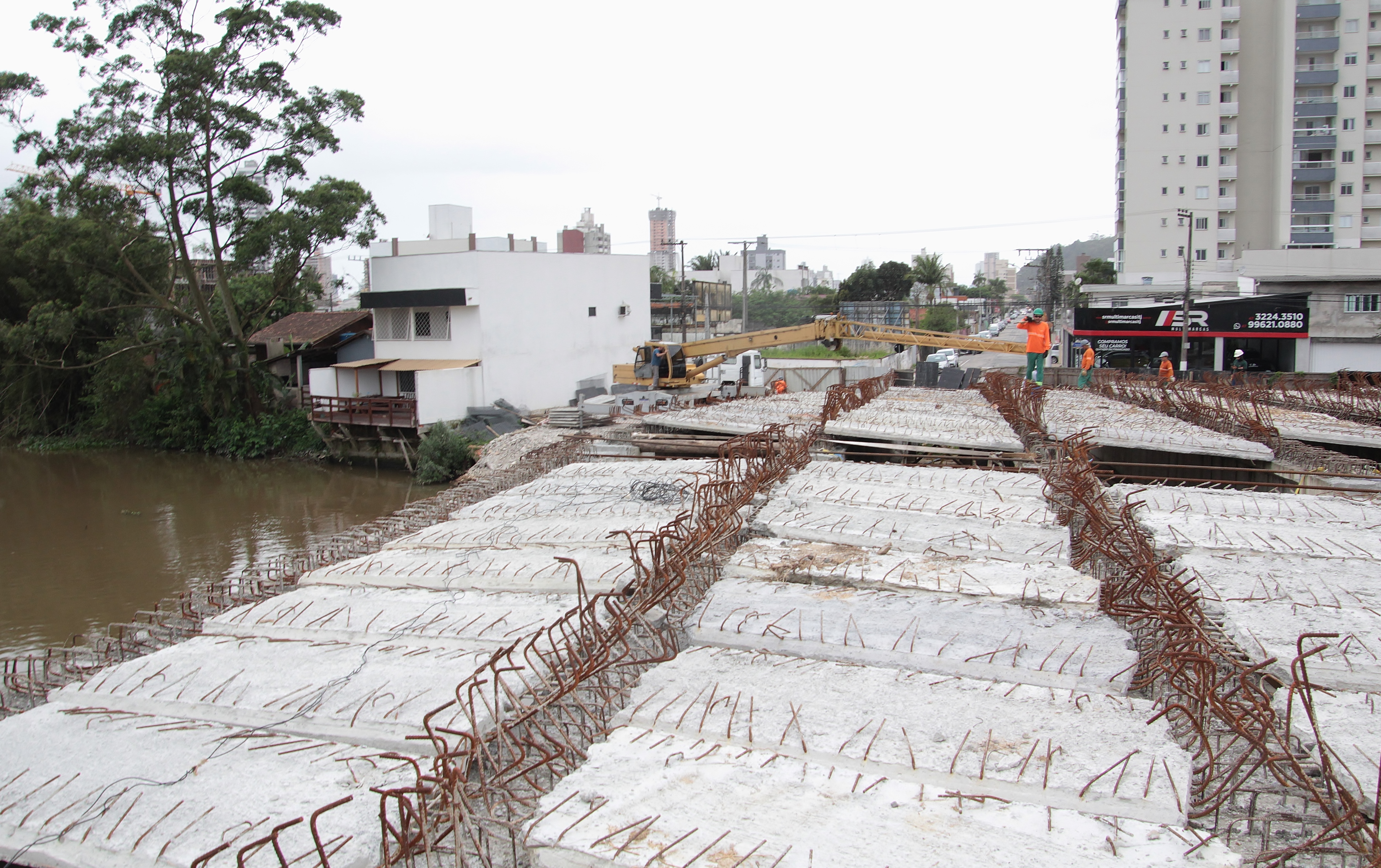 Nova ponte entre os bairros São Judas e Cidade Nova recebe pré-laje