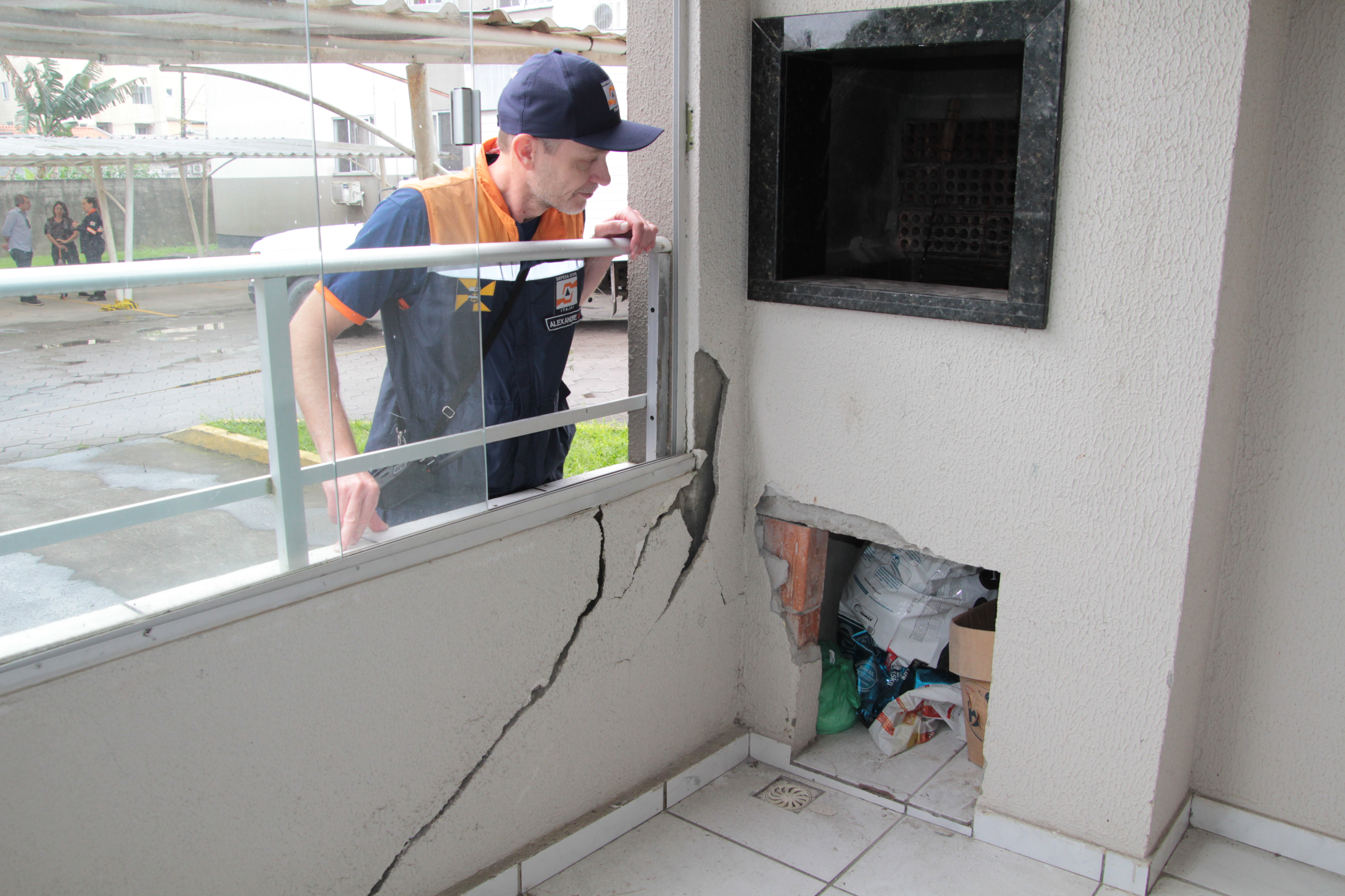 Município de Itajaí presta auxílio para moradores de condomínio interditado na Murta