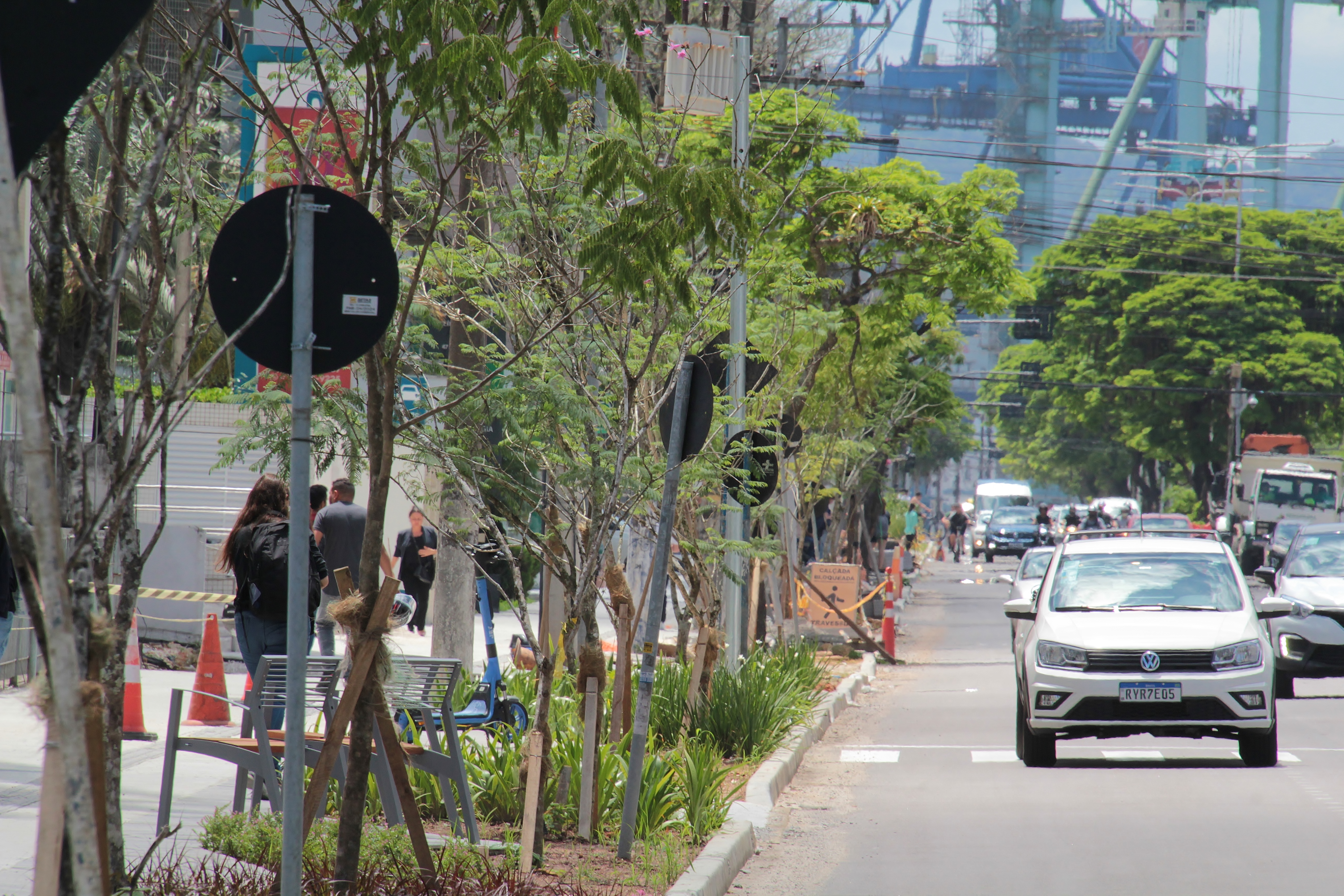 Avenida Marcos Konder começa a receber novos mobiliários