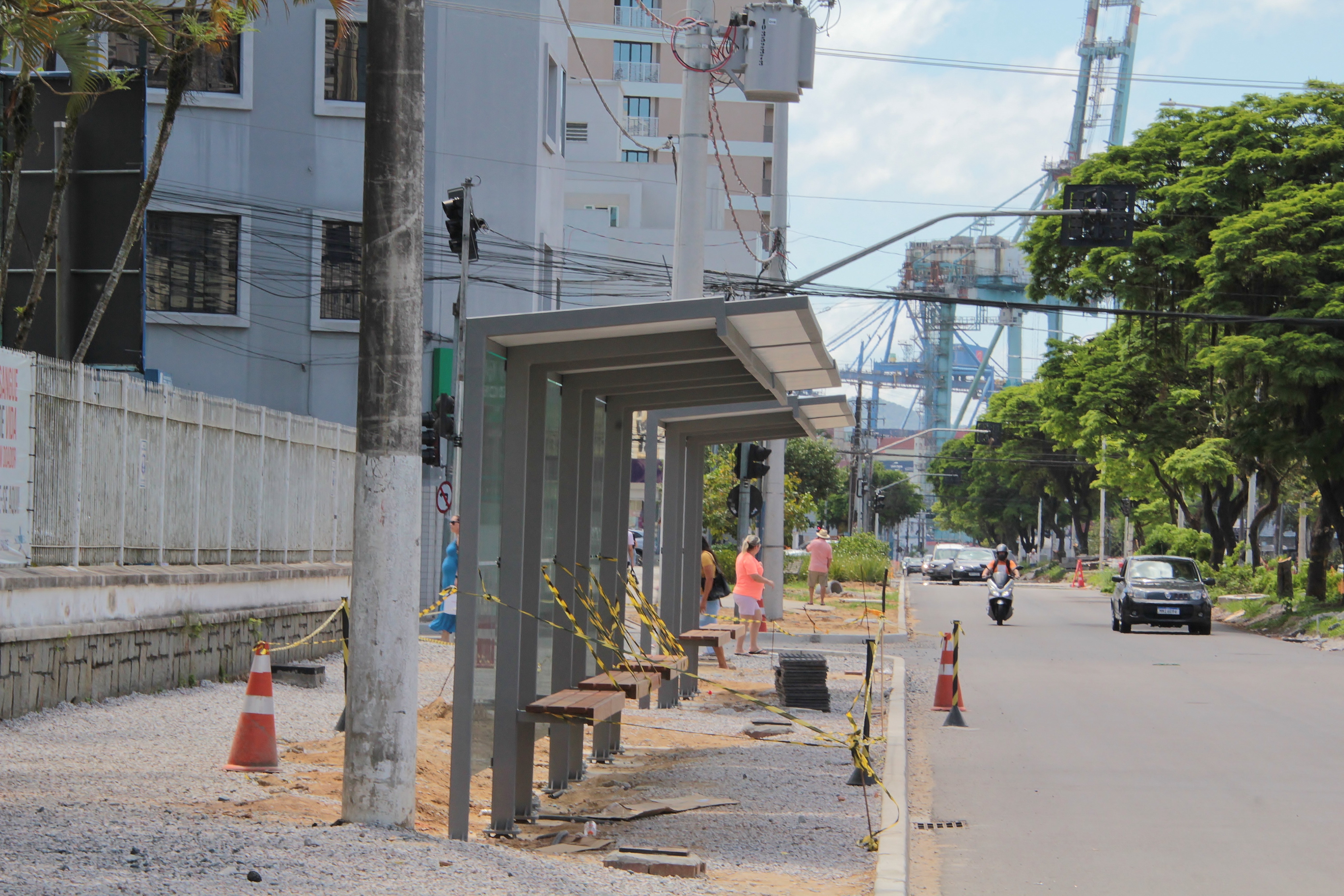 Avenida Marcos Konder começa a receber novos mobiliários