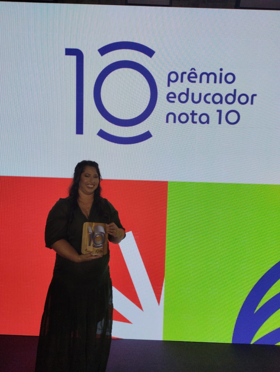 Professora de Itajaí conquista prêmio Educador Nota 10