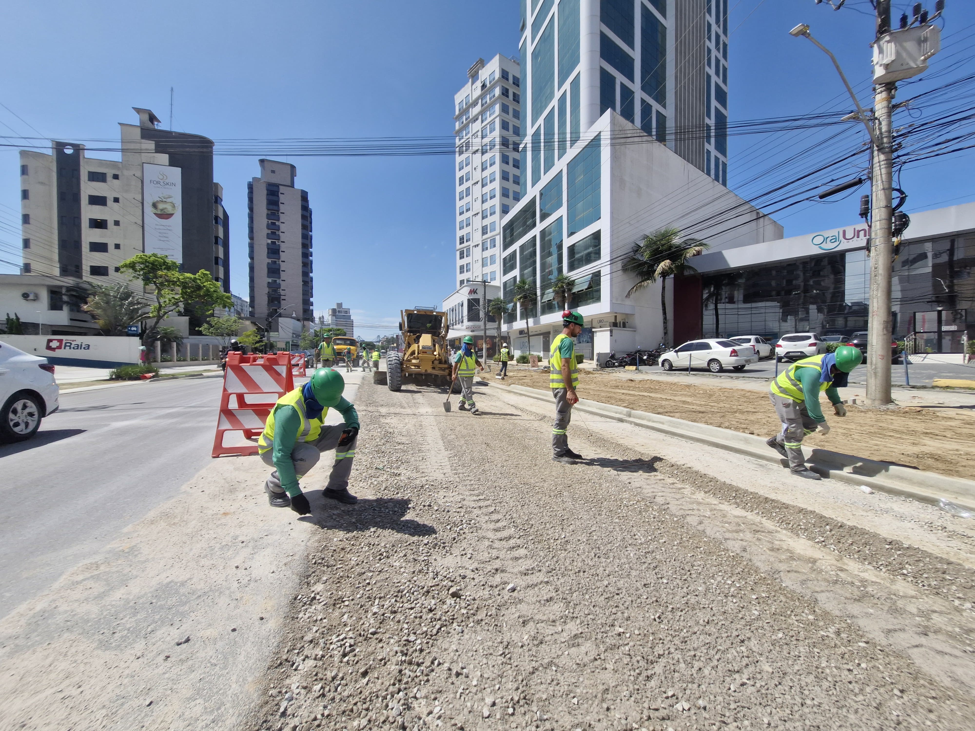 Avenida Marcos Konder recebe pavimentação asfáltica em novos trechos