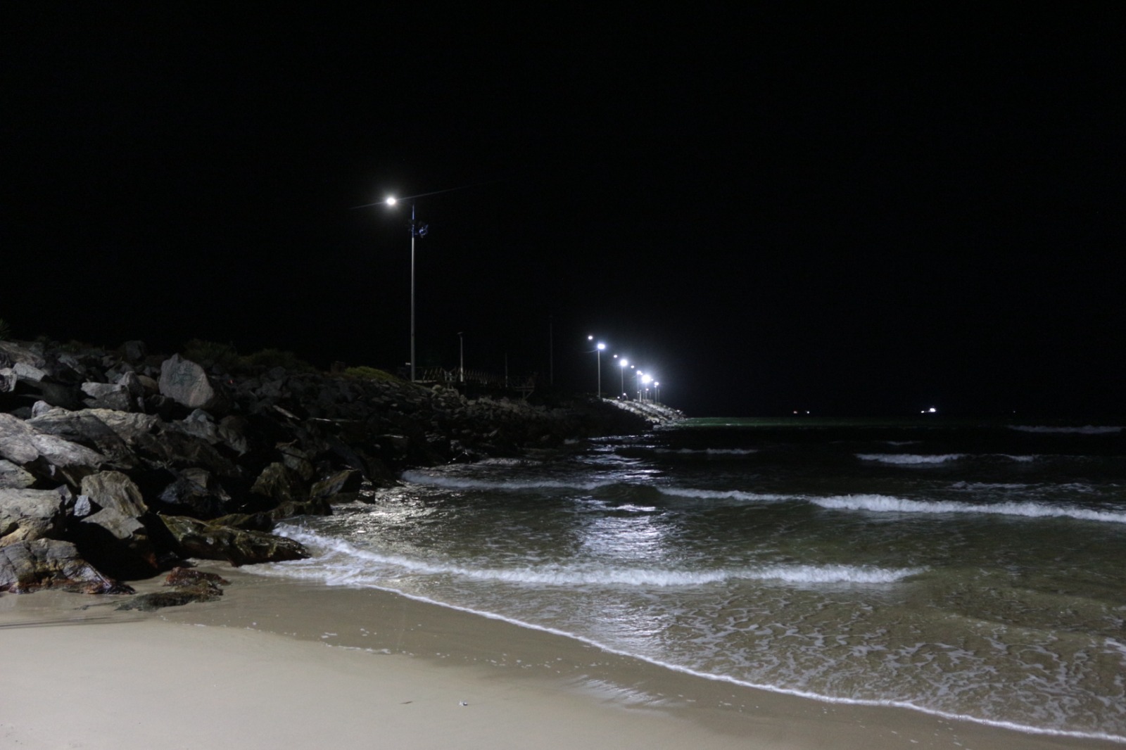 Secretaria de Obras repara iluminação no Molhes e Praia Brava