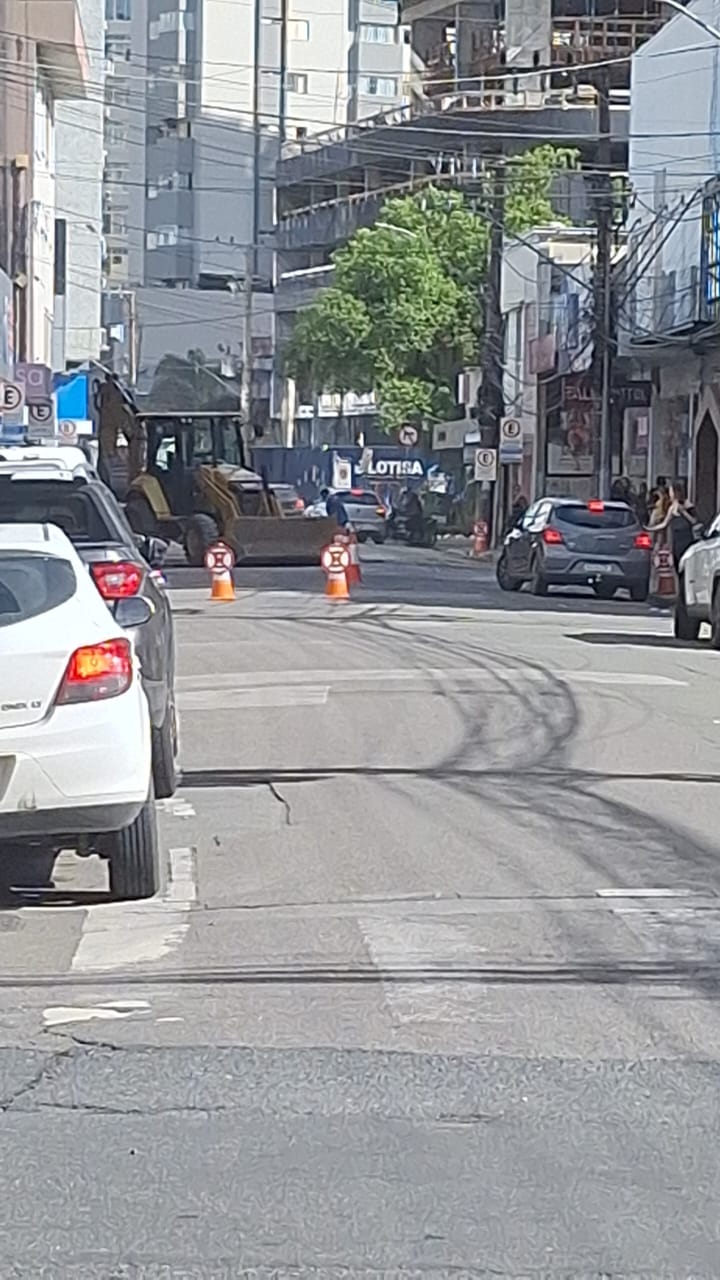 Rua XV de Novembro com trânsito em meia pista