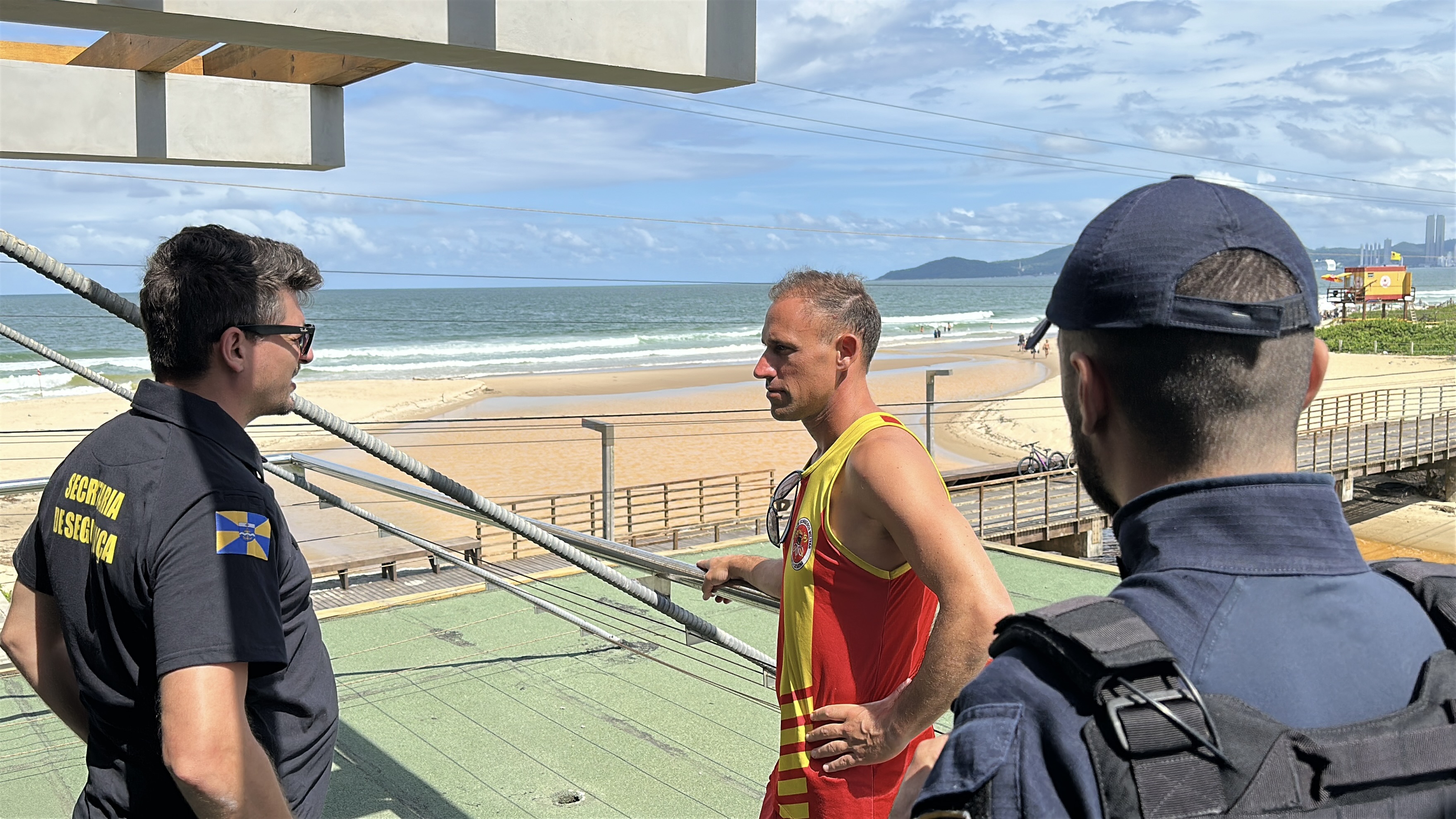 Equipe da Secretaria Municipal de Segurança Pública visita futura base de segurança na Praia Brava