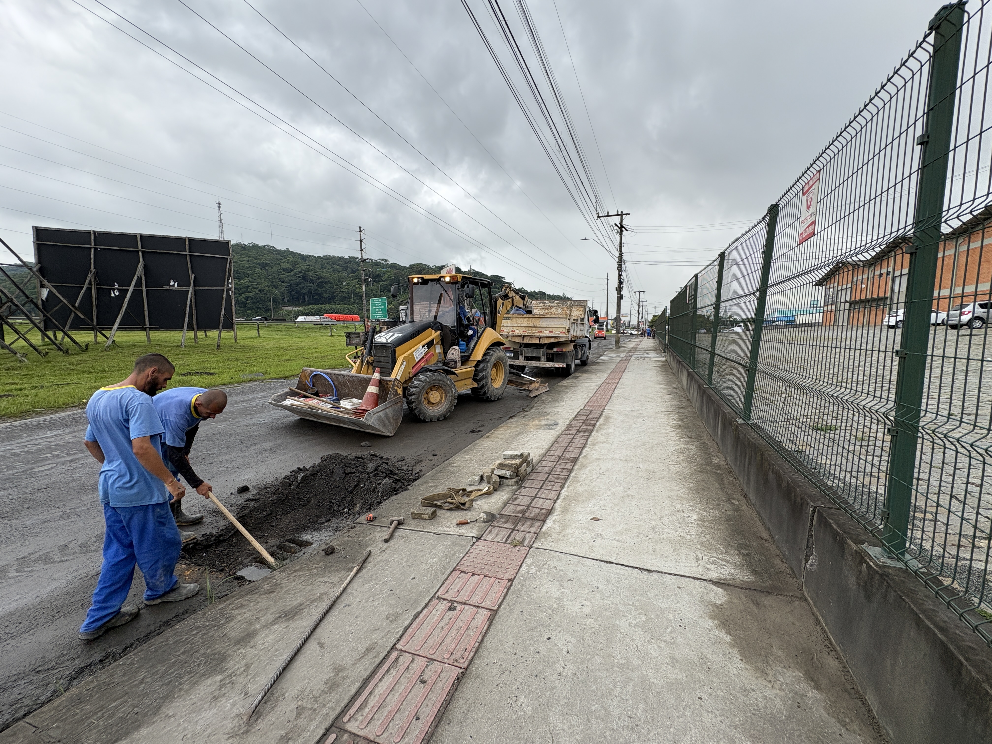 Trecho na Marginal Oeste da BR-101 e Avenida Mário Uriarte passa por melhoria