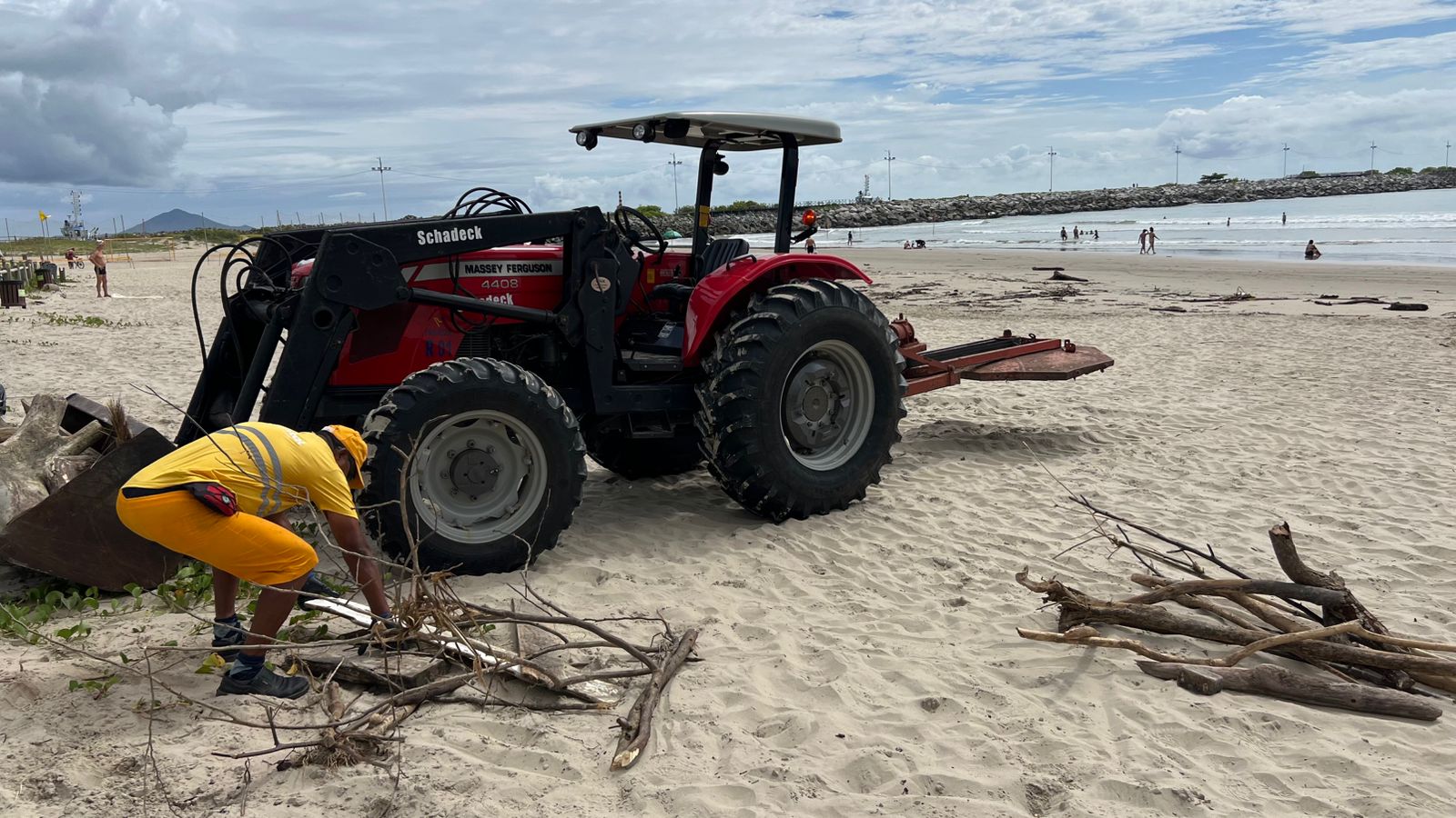 Entulho e lixo recolhidos na limpeza das praias chegam a quase 80 toneladas